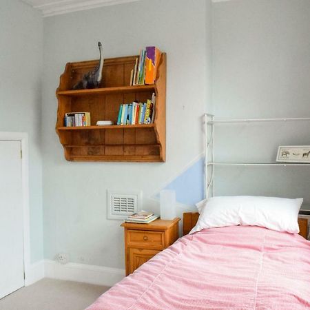 3 Bedroom Family House With A Superb Kitchen And Garden London Ngoại thất bức ảnh