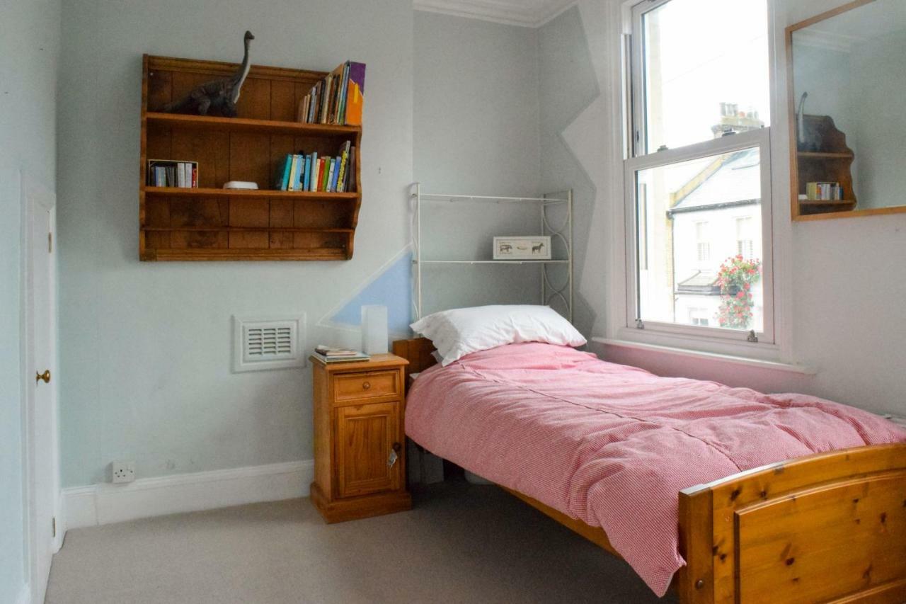 3 Bedroom Family House With A Superb Kitchen And Garden London Ngoại thất bức ảnh