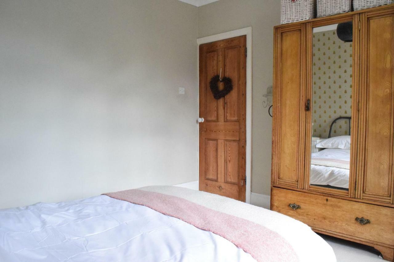 3 Bedroom Family House With A Superb Kitchen And Garden London Ngoại thất bức ảnh